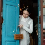 Pengangkutan buah kelapa sawit di perkebunan Indonesia